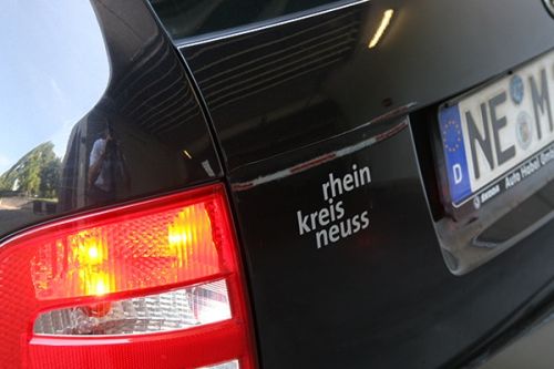 Ein Autoaufkleber mit dem Schriftzug "rhein kreis neuss"  in der Farbe silbergrau