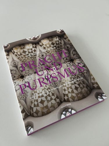 Ein geschlossenes Buch auf einem Tisch, mit einem einfachen Cover-Design. Der Titel ist deutlich sichtbar und das Buch scheint in gutem Zustand zu sein, bereit zum Lesen oder zur Aufbewahrung in einer Bibliothek.