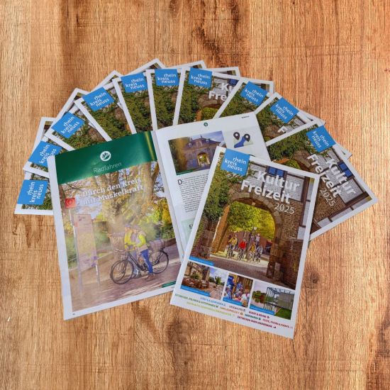 Eine Broschüre, die eine ansprechende Gestaltung mit Text und Bildern zeigt. Sie enthält Informationen zu Kultur- und Freizeittipps.